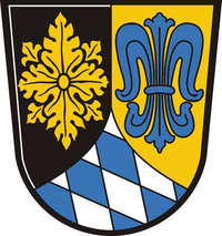 Das Wappen des Landkreises Unterallgäu erinnert an die Bedeutung des Hauses Fugger und der Reichsabtei Ottobeuren.