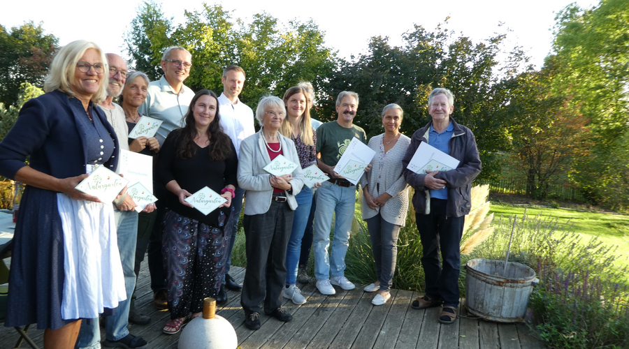 Die Inhaber der zertifizierten Naturgärten 2023 bei der Preisverleihung in Warmisried. Foto: Landratsamt Unterallgäu