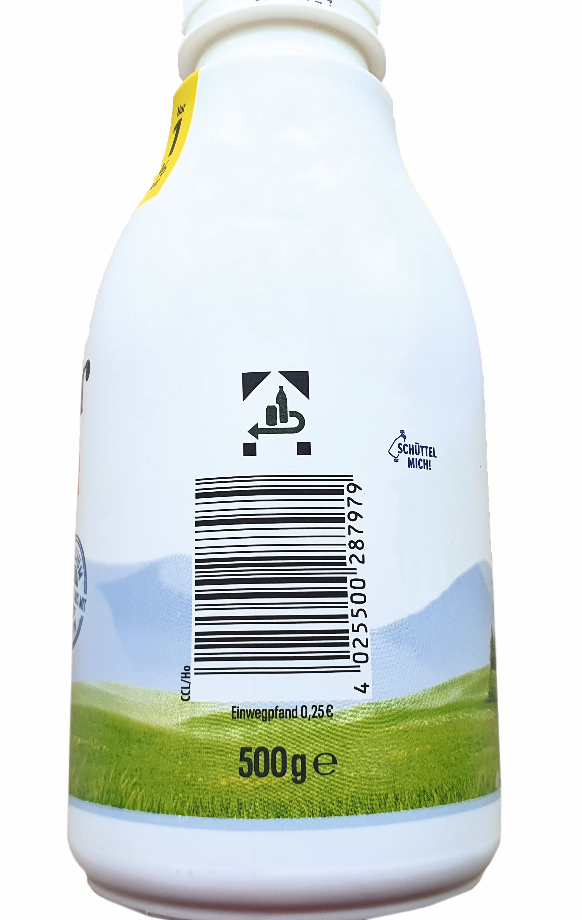 Ob es sich bei einem Kunststoffgefäß um eine Pfandflasche handelt, erkennt man am Einweg-Rückgabelogo, dem sogenannten DPG-Pfandkennzeichen.	Foto: Landratsamt Unterallgäu